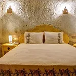 Ask-i Nare Cave - Swimming Pool & מלון נבשהיר