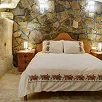 Ask-i Nare Cave - Swimming Pool & מלון