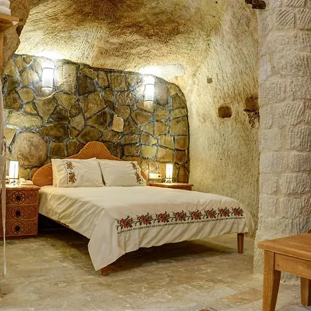 Ask-i Nare Cave - Swimming Pool & Hotel