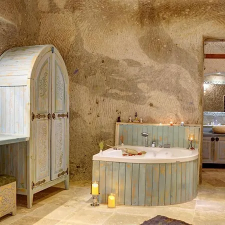 Ask-i Nare Cave - Swimming Pool & מלון