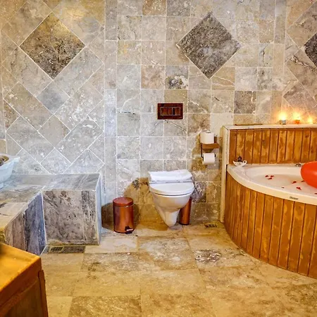 Ask-i Nare Cave - Swimming Pool & מלון נבשהיר
