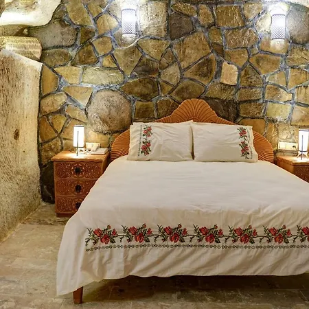 Ask-i Nare Cave - Swimming Pool & Hotel