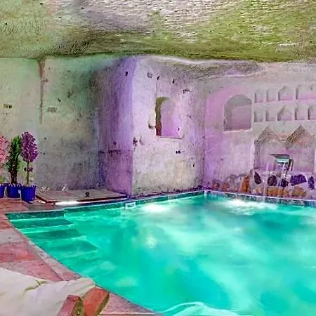 Ask-i Nare Cave - Swimming Pool & מלון נבשהיר
