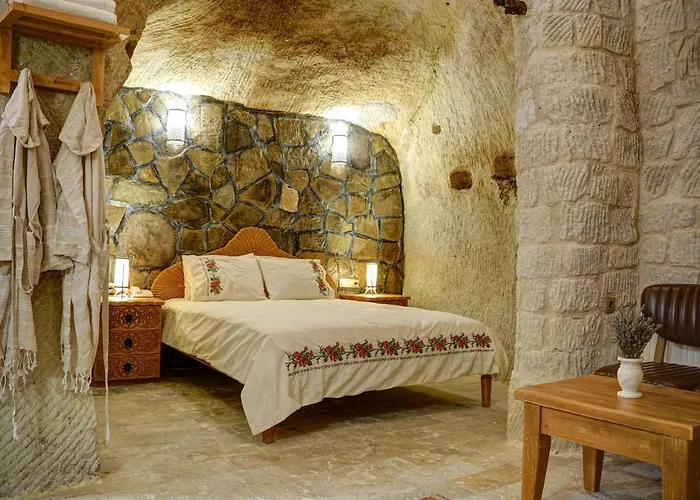 Ask-i Nare Cave - Swimming Pool & Hotel