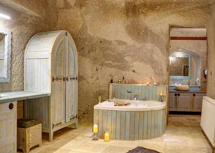 Ask-i Nare Cave - Swimming Pool & Hotel