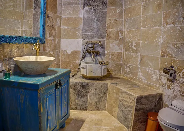 Ask-i Nare Cave - Swimming Pool & Hotel