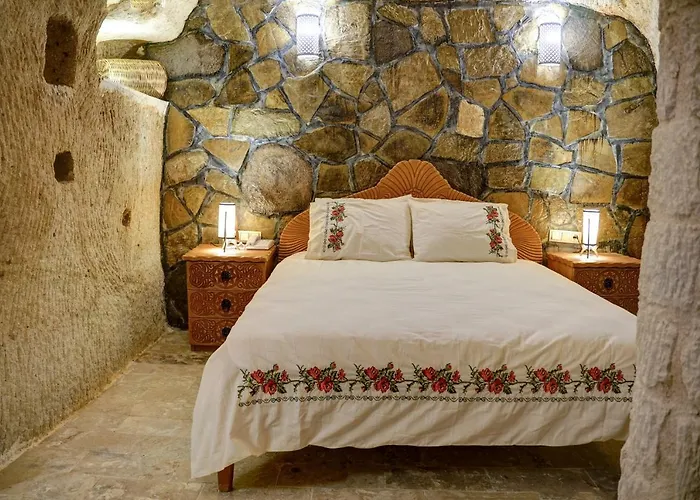 Ask-i Nare Cave - Swimming Pool & Hotel