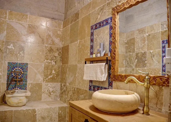 Ask-i Nare Cave - Swimming Pool & Hotel