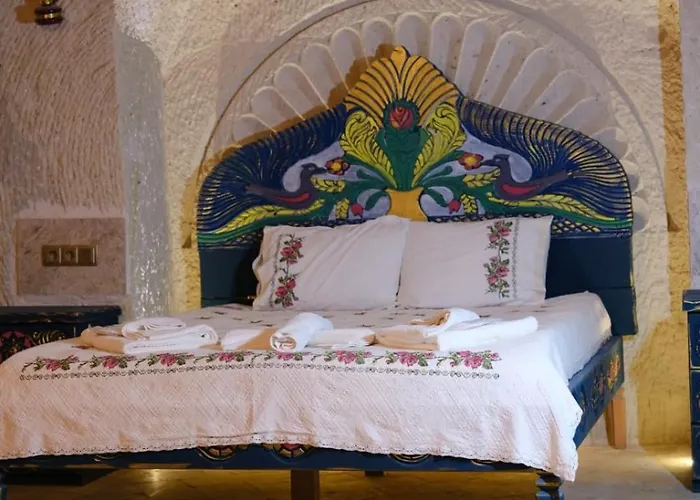 Ask-i Nare Cave - Swimming Pool & Hotel